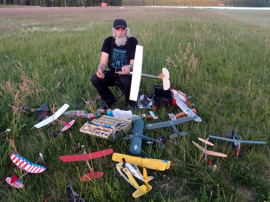 Lars Sellner omgiven av modellflygplan